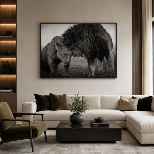 Quadro su tela Leone e Leonessa in bianco e nero con cornice nera minimal in ambiente moderno elegante