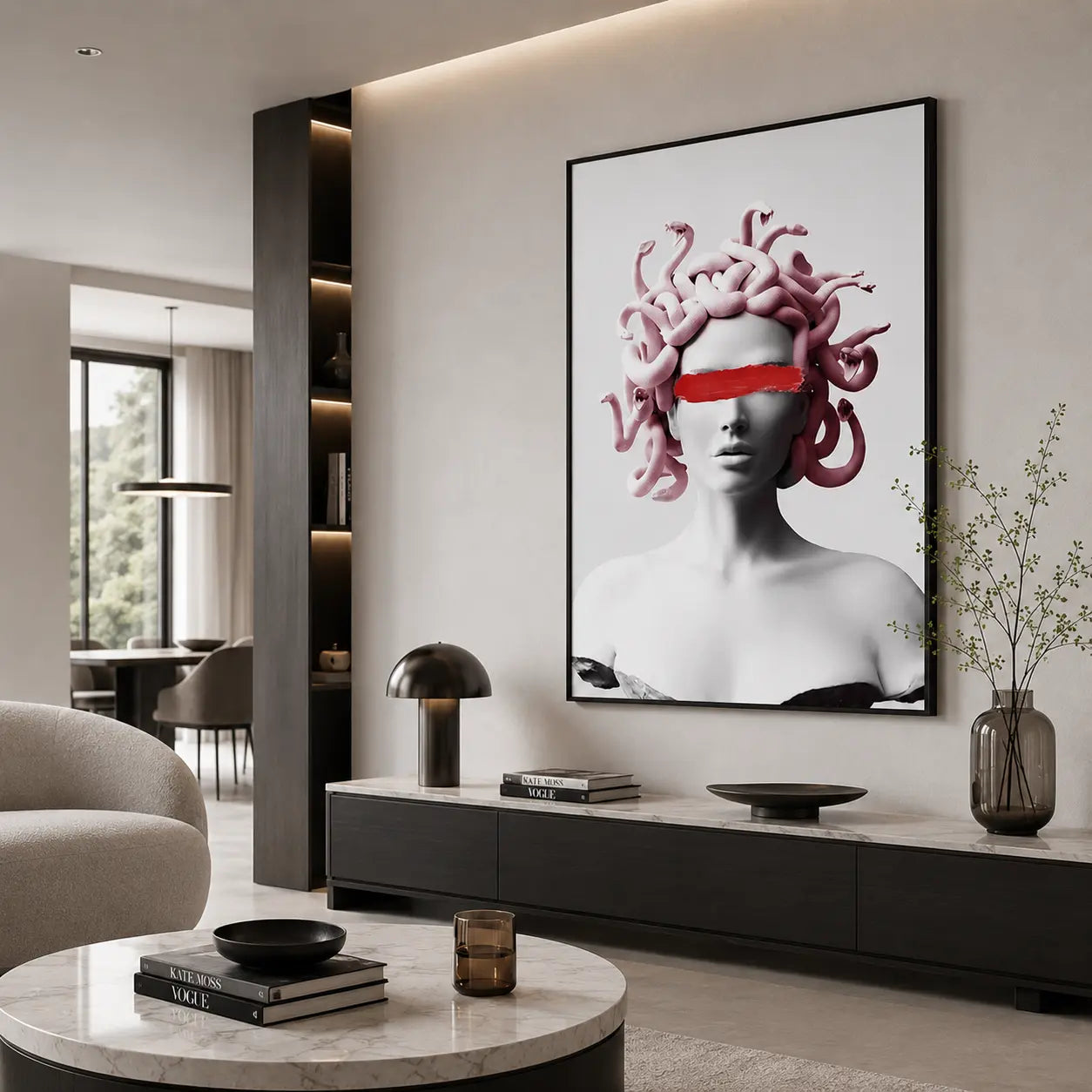 Quadro su tela Medusa con ritratto scultoreo, serpenti rosa e fascia rossa sugli occhi, cornice nera minimal in ambiente moderno elegante