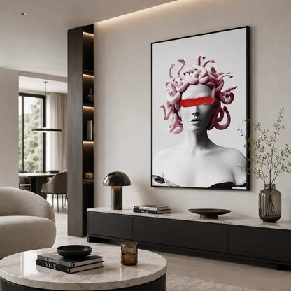 Quadro su tela Medusa con ritratto scultoreo, serpenti rosa e fascia rossa sugli occhi, cornice nera minimal in ambiente moderno elegante