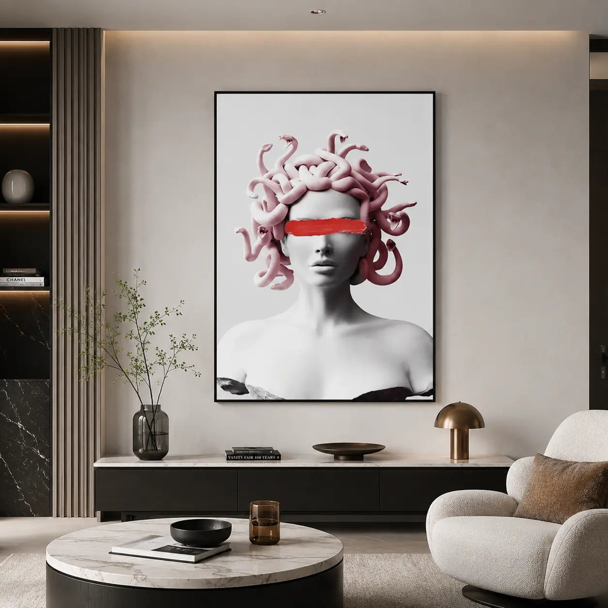 Quadro su tela Medusa con ritratto scultoreo, serpenti rosa e fascia rossa sugli occhi, cornice nera minimal in ambiente moderno elegante