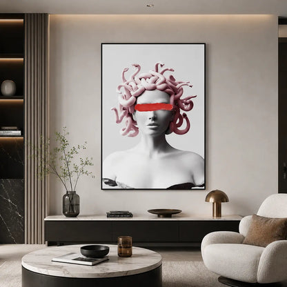 Quadro su tela Medusa con ritratto scultoreo, serpenti rosa e fascia rossa sugli occhi, cornice nera minimal in ambiente moderno elegante
