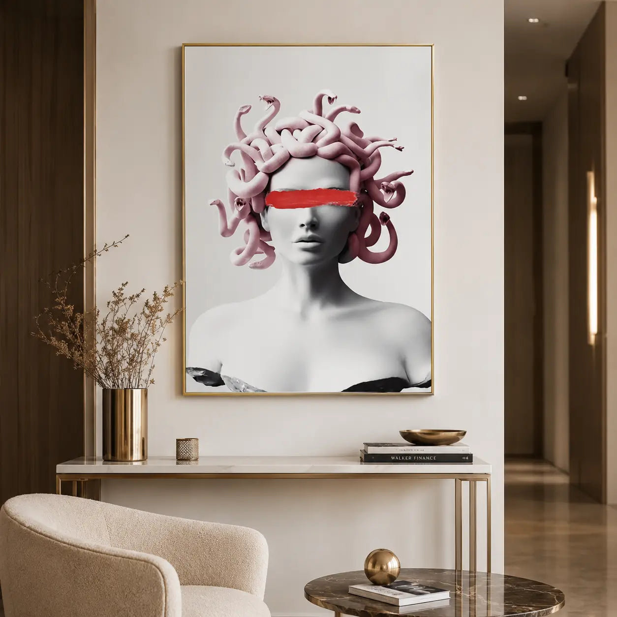 Quadro su tela Medusa con ritratto scultoreo, serpenti rosa e fascia rossa sugli occhi, cornice oro minimal in ambiente moderno elegante