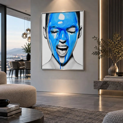Passione in Blu quadro moderno su tela con cornice argento minimal di un volto femminile in bianco e nero e intense colature blu, ideale per soggiorno moderni