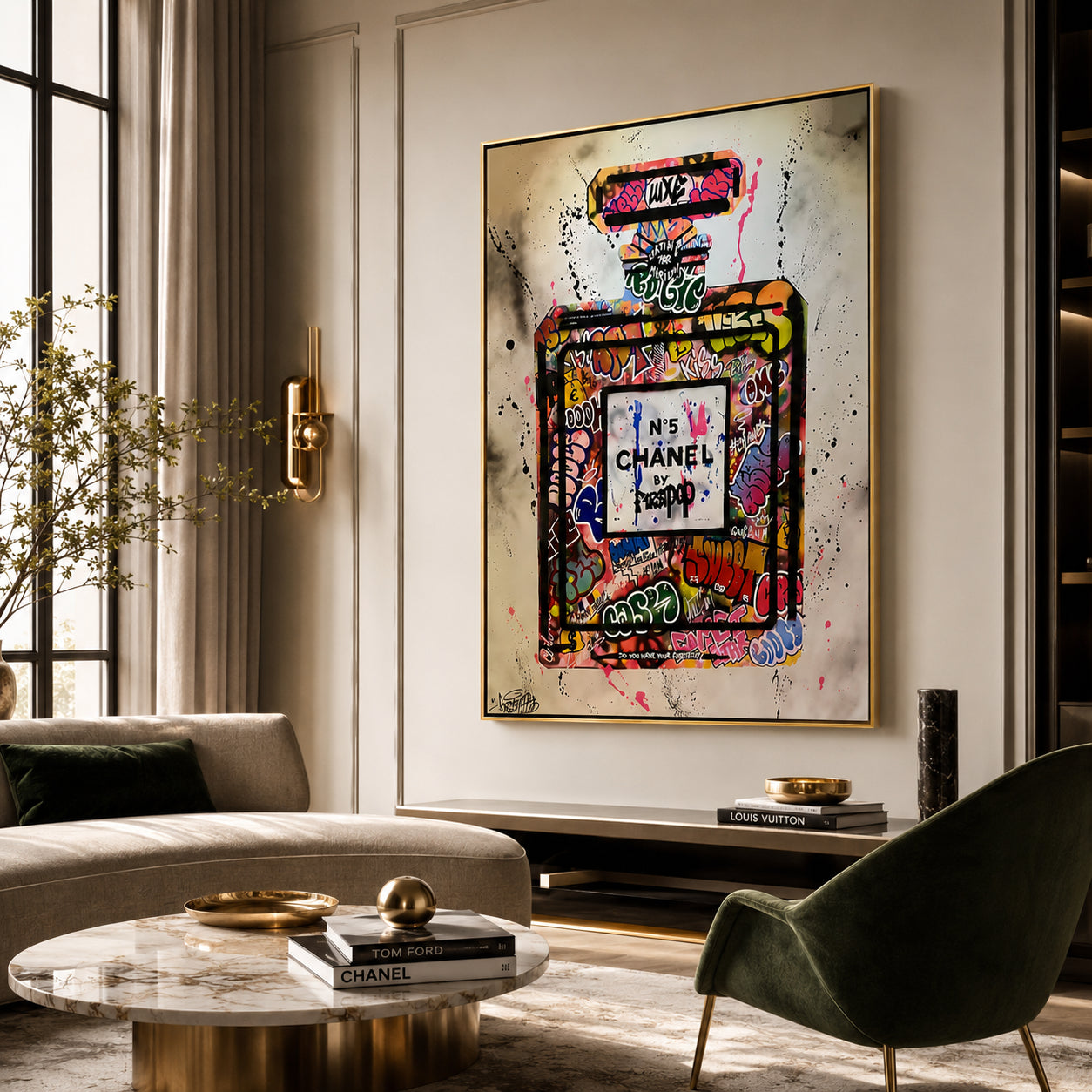 Quadro su tela Profumo Graffiti con bottiglia profumo stile graffiti pop art, cornice nera minimal in salotto moderno elegante