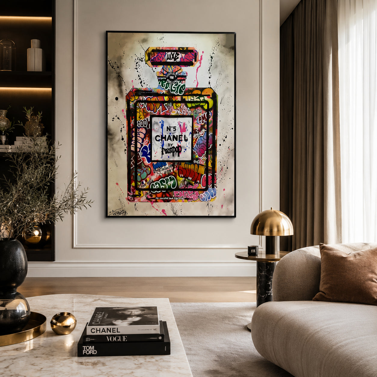 Quadro su tela Profumo Graffiti con bottiglia profumo stile graffiti pop art, cornice nera minimal in salotto moderno elegante