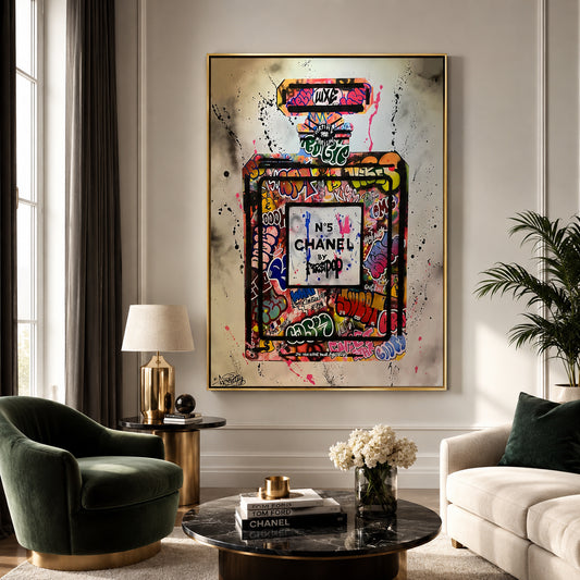 Quadro su tela Profumo Graffiti con bottiglia profumo stile graffiti pop art, cornice nera minimal in salotto moderno elegante