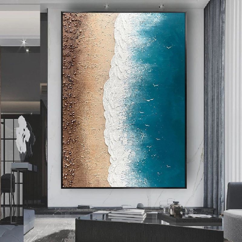 Quadro “Incontro infinito” appeso in soggiorno moderno: composizione verticale che mostra la transizione tra sabbia e onde.