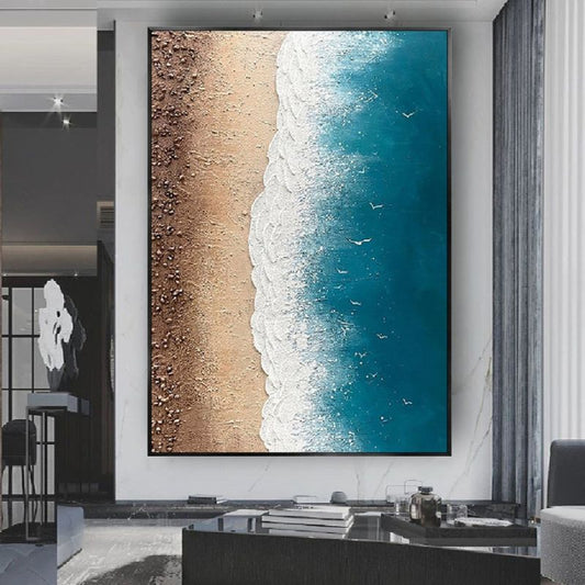 Quadro “Incontro infinito” appeso in soggiorno moderno: composizione verticale che mostra la transizione tra sabbia e onde.