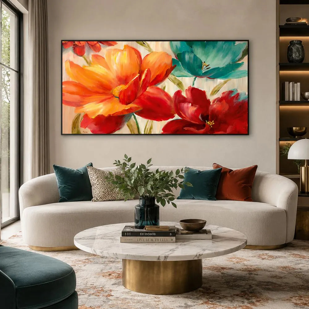 Quadro su tela Rinascita Floreale con fiori colorati e cornice nera minimal in ambiente moderno elegante
