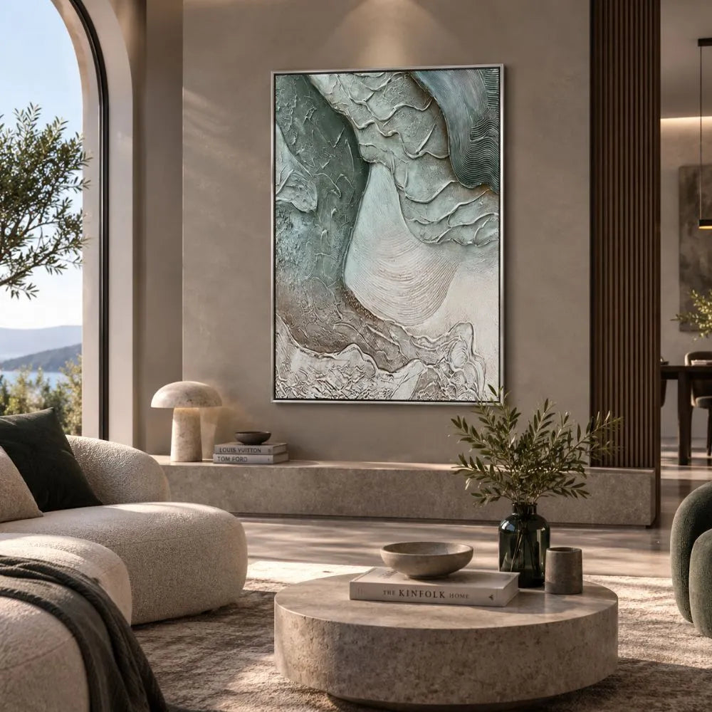 Quadro Risonanza Astratta con forme astratte verde salvia e tonalità neutre, stampa su tela moderna in soggiorno elegante con cornice argento