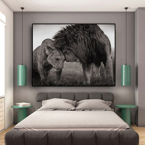 quadro che raffigura una leonessa e un leone in bianco e nero 