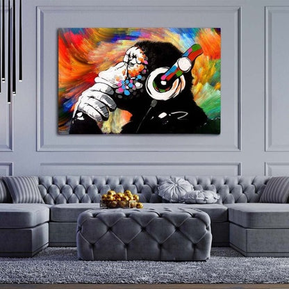 Quadro che raffigura l'opera di Banksy monkey di varie colorazioni , un'opera d'arte urbana che rappresenta una scimmia con un messaggio critico, ideale per uno spazio moderno e stimolante.