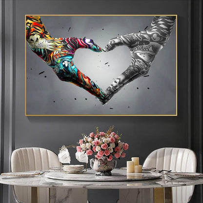 Quadro “Cuore Amore Graffiti” appeso in ambiente urbano: contrasto tra nero, bianco e colori accesi nel gesto del cuore.