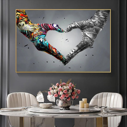 Quadro “Cuore Amore Graffiti” appeso in ambiente urbano: contrasto tra nero, bianco e colori accesi nel gesto del cuore.
