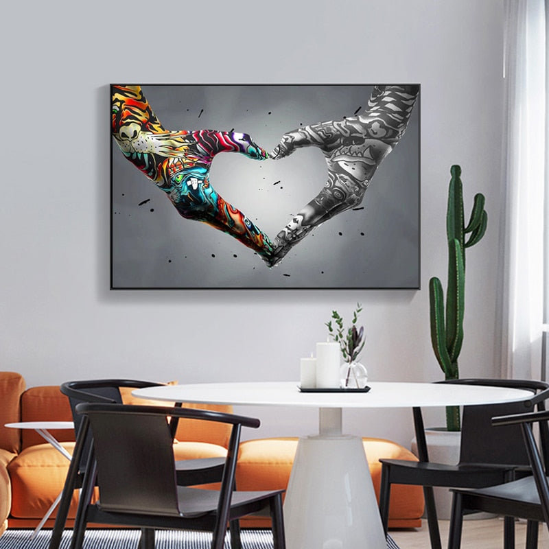 Quadro “Cuore Amore Graffiti” appeso in ambiente urbano: contrasto tra nero, bianco e colori accesi nel gesto del cuore.