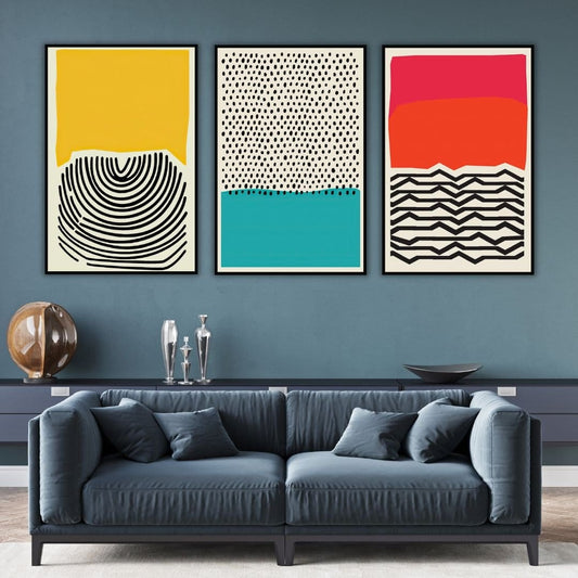 Set di 3 quadri "Geometrie Multicolore Minimal" appeso in soggiorno moderno: trittico su tela con forme astratte multicolore.