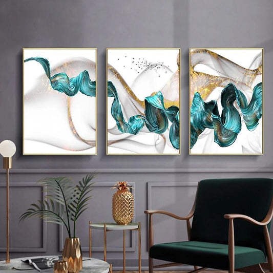 Quadro “Onde di Passione” appeso in un soggiorno moderno: trittico di onde astratte su parete chiara.