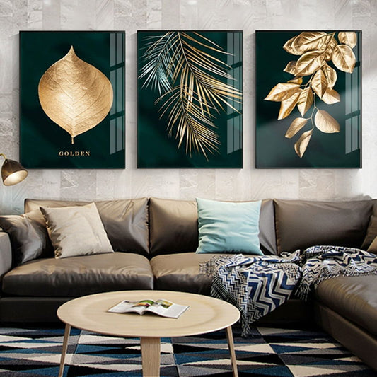 Set di 3 quadri  “Speranza Gold” appeso in soggiorno moderno, foglie dorate su sfondo verde intenso