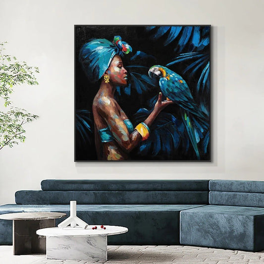 Quadro moderno di una donna di colore che tiene in mano un pappagallo con sfondo di una foresta tropicale