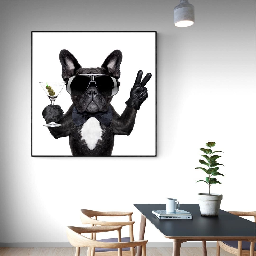 Quadro moderno con ritratto di bulldog francese con occhiali e cocktail di martini