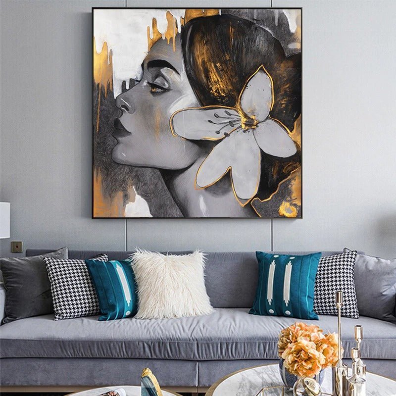 Quadro moderno con ritratto di un volto femminile di lato, dai colori grigi e oro